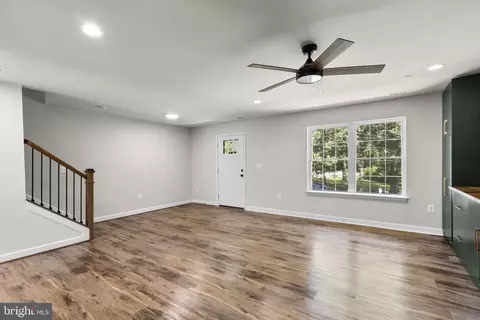 Living - 556 Sunset Knoll Rd, Pasadena, MD 21122 photo 4 of 6