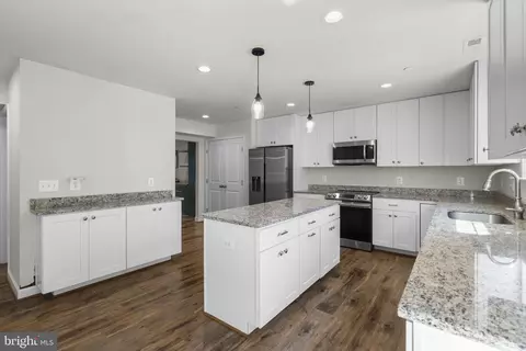 Kitchen - 556 Sunset Knoll Rd, Pasadena, MD 21122 photo 2 of 3