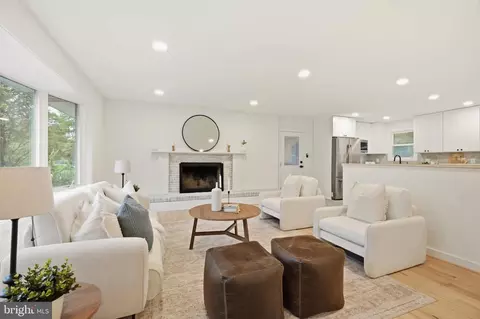 Living - 109 Sunset Dr, Annapolis, MD 21403 photo 2 of 5
