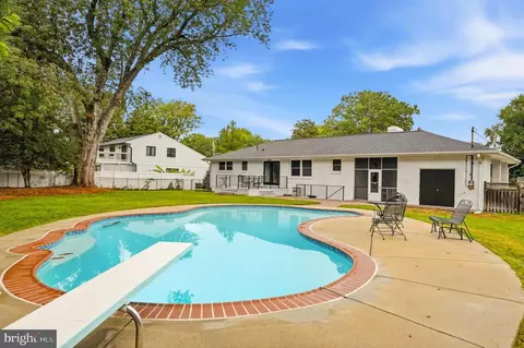 Exterior - 109 Sunset Dr, Annapolis, MD 21403 photo 7 of 14