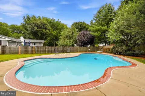 Exterior - 109 Sunset Dr, Annapolis, MD 21403 photo 9 of 14