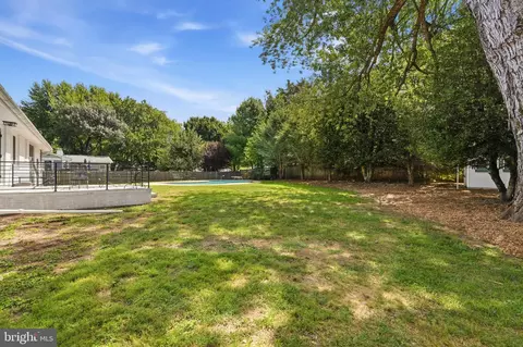 Exterior - 109 Sunset Dr, Annapolis, MD 21403 photo 10 of 14
