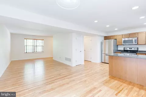 Living - 901 8th St, Pasadena, MD 21122 photo 4 of 6
