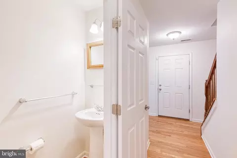 Entry Way - 901 8th St, Pasadena, MD 21122 photo 2 of 2