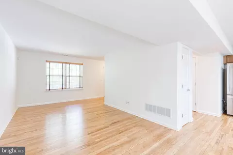 Living - 901 8th St, Pasadena, MD 21122 photo 3 of 6