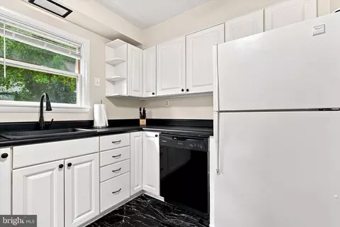 Kitchen - 208 Devon Ct, Linthicum Heights, MD 21090 photo 3 of 4