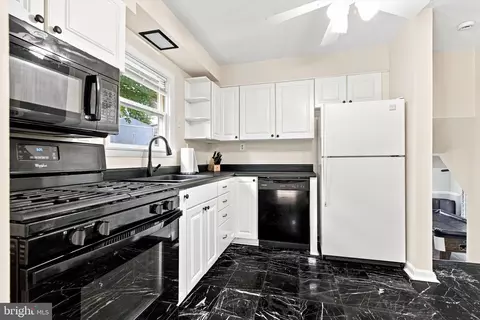 Kitchen - 208 Devon Ct, Linthicum Heights, MD 21090 photo 2 of 4