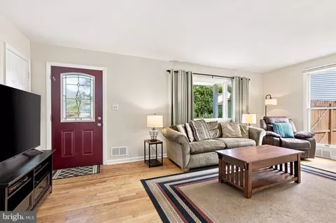 Entry Way - 208 Devon Ct, Linthicum Heights, MD 21090 photo 1 of 3
