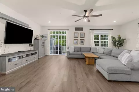 Living - 2907 Bluebells Ct, Gambrills, MD 21054 photo 2 of 4