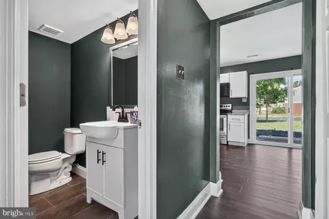 Entry Way - 74 Heritage Ct, Annapolis, MD 21401 photo 2 of 5