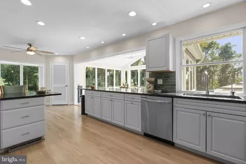 Kitchen - 384 Eagle Hill Rd, Pasadena, MD 21122 photo 4 of 6