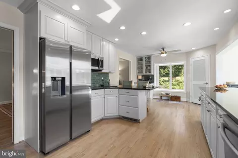 Kitchen - 384 Eagle Hill Rd, Pasadena, MD 21122 photo 5 of 6