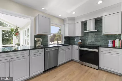 Kitchen - 384 Eagle Hill Rd, Pasadena, MD 21122 photo 3 of 6