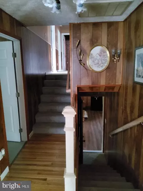 Entry Way - 1222 Hillside Rd, Pasadena, MD 21122 photo 4 of 5