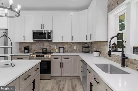 Kitchen - 1921 Main Ave, Pasadena, MD 21122 photo 3 of 3