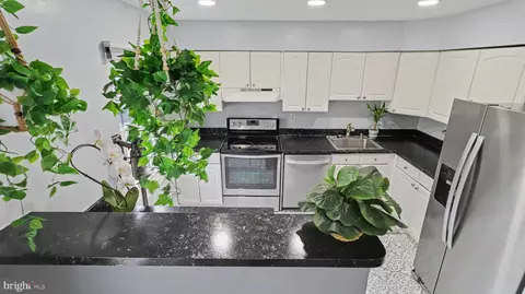 Kitchen - 1008 Cape Splitt Harbour, Pasadena, MD 21122 photo 1 of 2