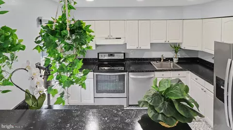 Kitchen - 1008 Cape Splitt Harbour, Pasadena, MD 21122 photo 2 of 2