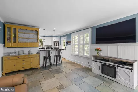Entry Way - 333 E Maple Rd, Linthicum Heights, MD 21090 photo 3 of 4