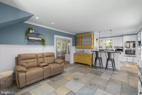 Entry Way - 333 E Maple Rd, Linthicum Heights, MD 21090 photo 2 of 4