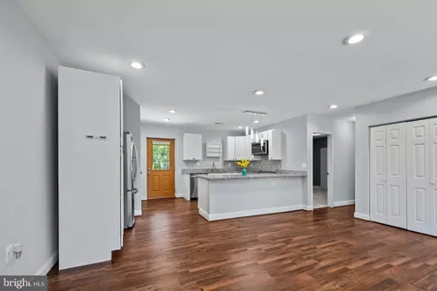 Living - 1342 Edna Rd, Pasadena, MD 21122 photo 3 of 4