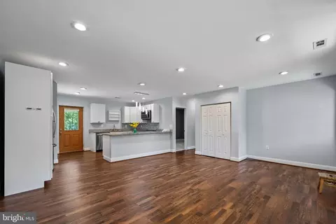 Living - 1342 Edna Rd, Pasadena, MD 21122 photo 2 of 4