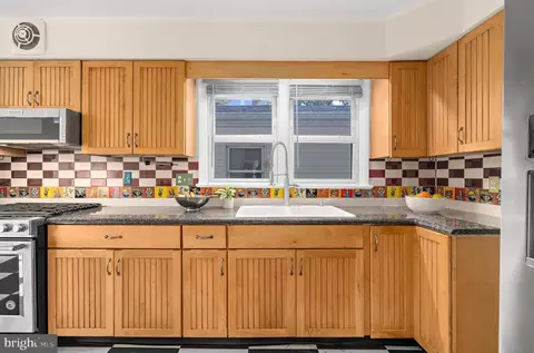 Kitchen - 3935 W Shore Dr, Edgewater, MD 21037 photo 1 of 2