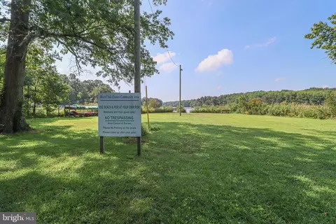 Exterior - 3935 W Shore Dr, Edgewater, MD 21037 photo 9 of 11