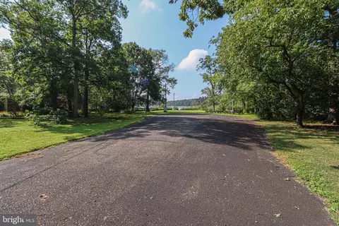 Exterior - 3935 W Shore Dr, Edgewater, MD 21037 photo 10 of 11