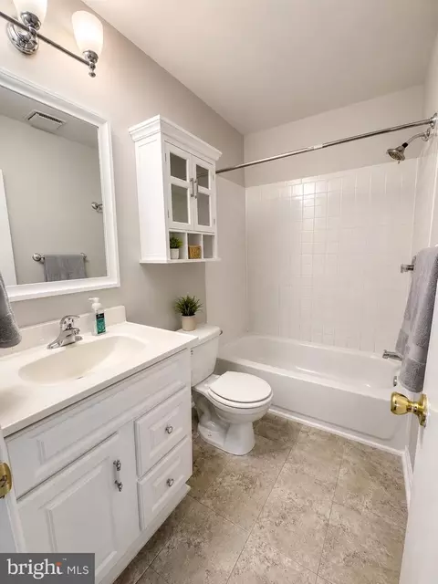 Bath - 1689 Brice Ct, Crofton, MD 21114 photo 4 of 4