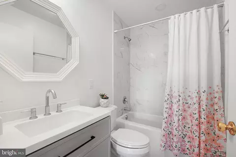 Bath - 246 Mill Swamp Rd, Edgewater, MD 21037 photo 5 of 6
