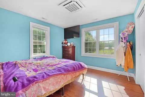Bedroom - 246 Mill Swamp Rd, Edgewater, MD 21037 photo 6 of 10