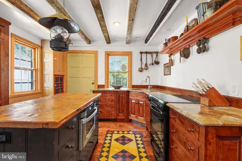 Kitchen - 246 Mill Swamp Rd, Edgewater, MD 21037 photo 2 of 5