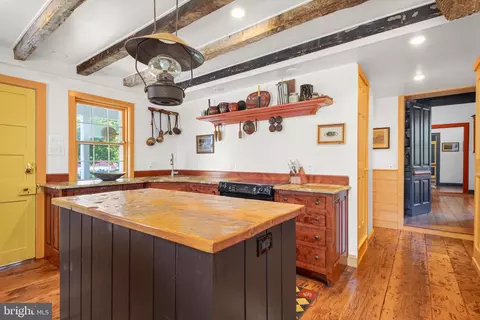 Kitchen - 246 Mill Swamp Rd, Edgewater, MD 21037 photo 4 of 5