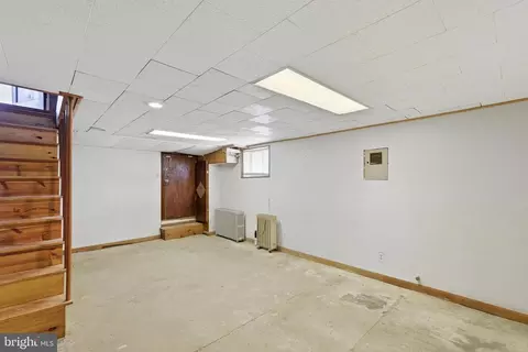 Entry Way - 309 Doris Ave, Baltimore, MD 21225 photo 2 of 5