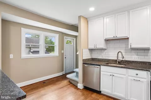 Entry Way - 1025 Hanson St, Annapolis, MD 21403 photo 1 of 4