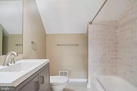 Bath - 1025 Hanson St, Annapolis, MD 21403 photo 4 of 6