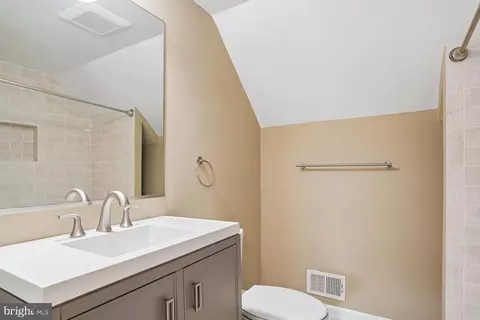 Bath - 1025 Hanson St, Annapolis, MD 21403 photo 3 of 6