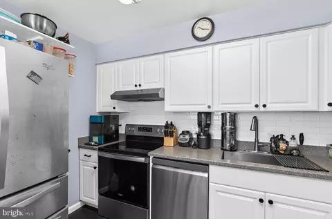 Kitchen - 1085 Fitz Ct, Pasadena, MD 21122 photo 2 of 2