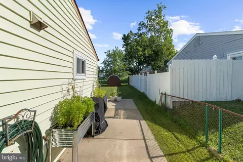 Exterior - 1085 Fitz Ct, Pasadena, MD 21122 photo 5 of 6