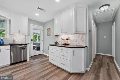 Entry Way - 7849 Elizabeth Rd, Pasadena, MD 21122 photo 1 of 5