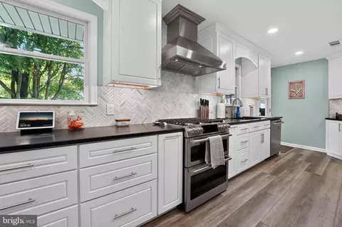 Kitchen - 7849 Elizabeth Rd, Pasadena, MD 21122 photo 5 of 7