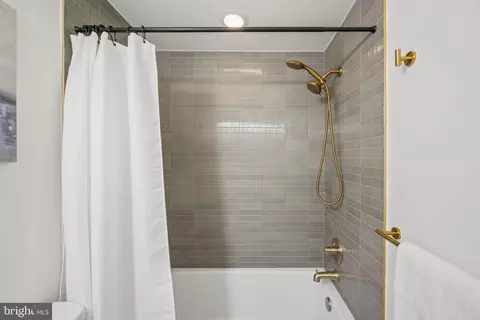 Bath - 8227 White Star Xing, Pasadena, MD 21122 photo 3 of 4