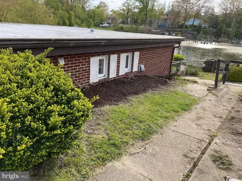 Exterior - 7678 Berry Dr, Pasadena, MD 21122 photo 2 of 3