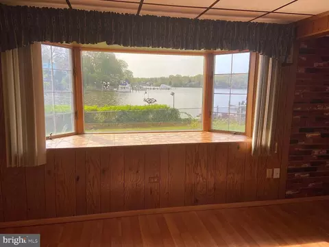 Living - 7678 Berry Dr, Pasadena, MD 21122 photo 1 of 3