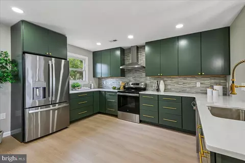 Kitchen - 2004 Goose Neck Rd, Pasadena, MD 21122 photo 2 of 2