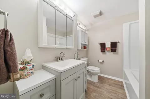 Bath - 2572 Riva Rd #17B, Annapolis, MD 21401 photo 1 of 2
