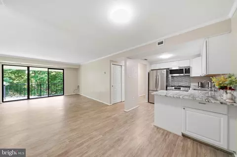 Living - 2572 Riva Rd #17B, Annapolis, MD 21401 photo 3 of 4