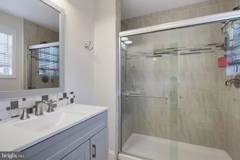 Bath - 3705 5th Ave, Edgewater, MD 21037 photo 3 of 4