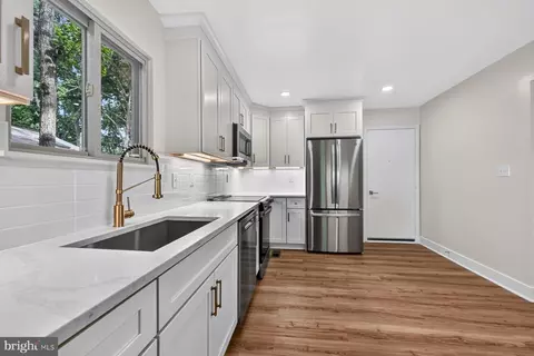 Kitchen - 282 Riverside Dr, Pasadena, MD 21122 photo 1 of 2