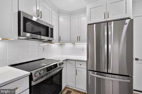 Kitchen - 282 Riverside Dr, Pasadena, MD 21122 photo 2 of 2